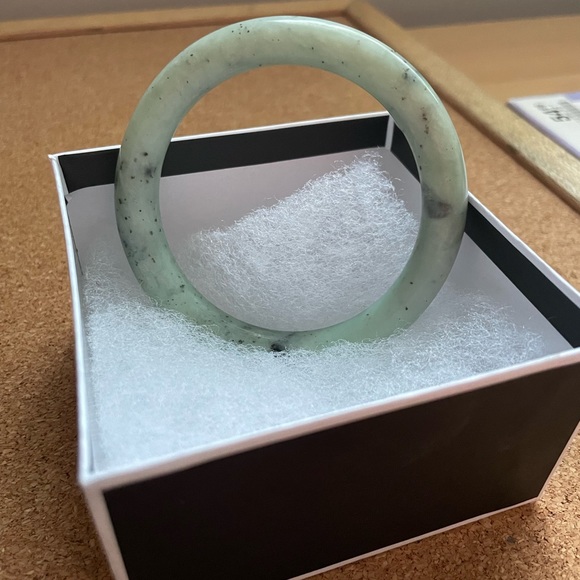 Vintage polished flecked moss Jade bangle - Picture 2 of 4